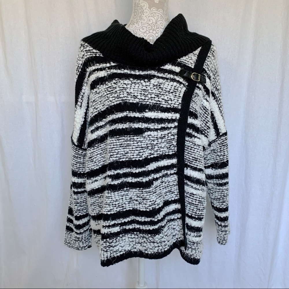 Calvin Klein // Black, White Textured Sweater Cape Sz Small/Medium Wk1